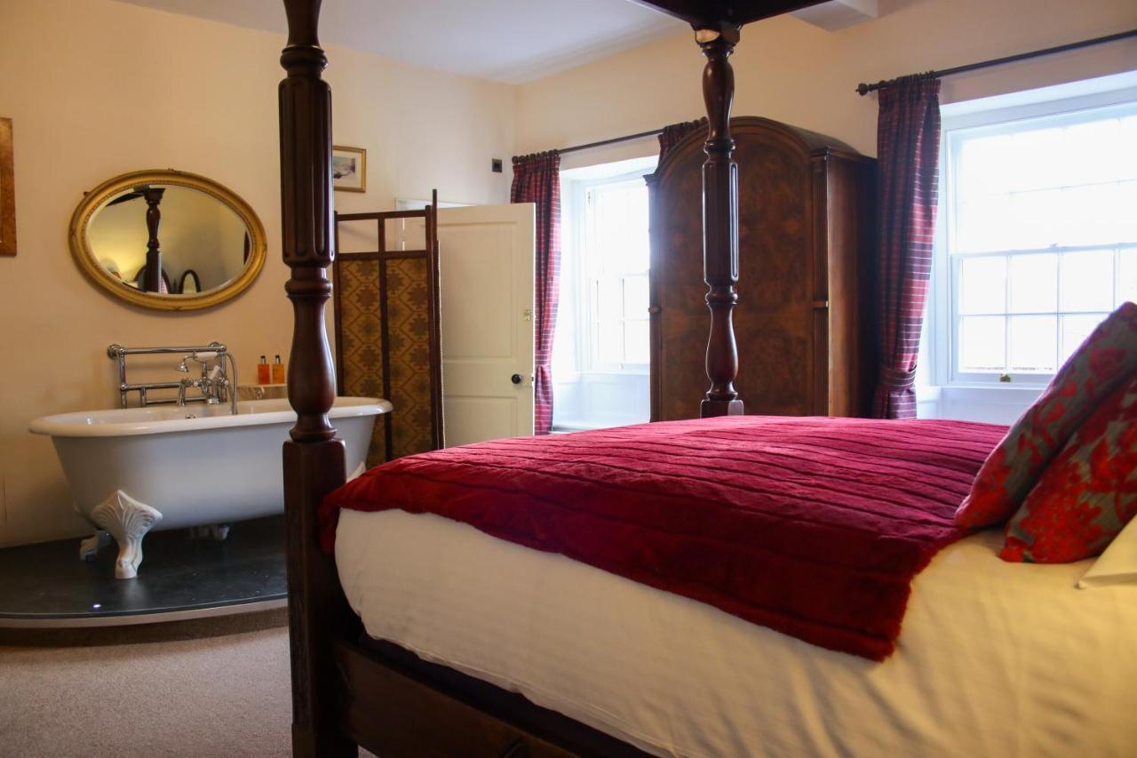 Rollestone Manor B&B And Restaurant Shrewton Exterior photo