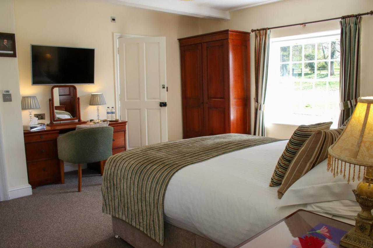 Rollestone Manor B&B And Restaurant Shrewton Exterior photo