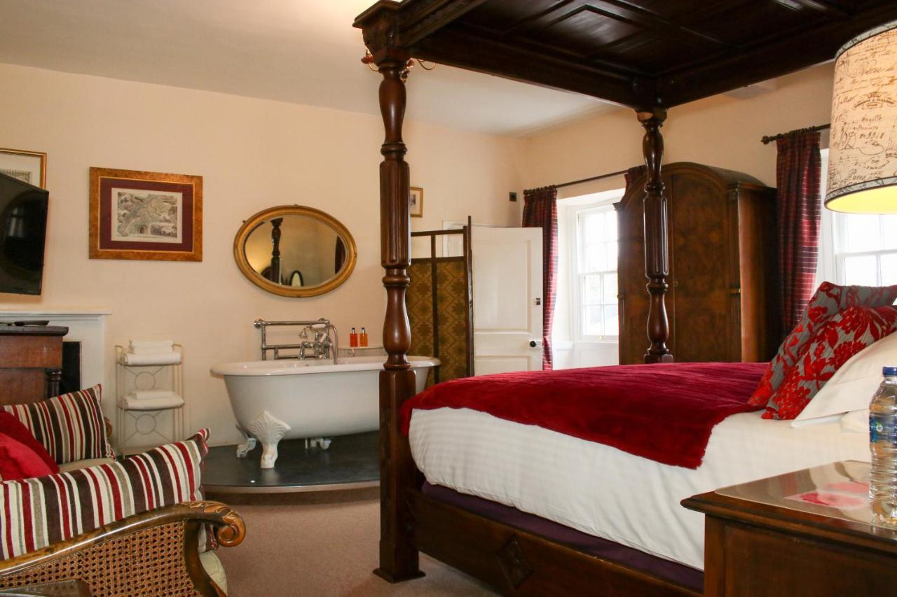 Rollestone Manor B&B And Restaurant Shrewton Exterior photo