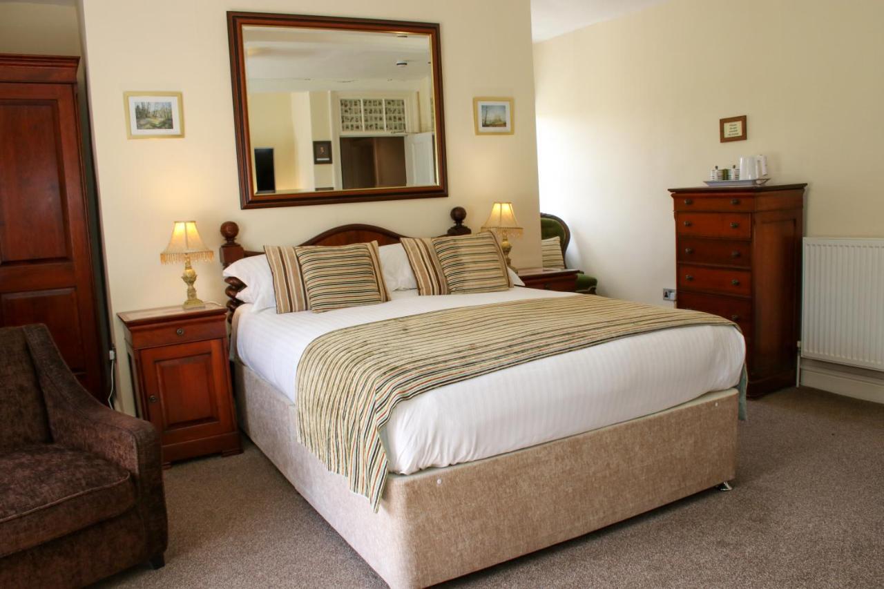 Rollestone Manor B&B And Restaurant Shrewton Exterior photo