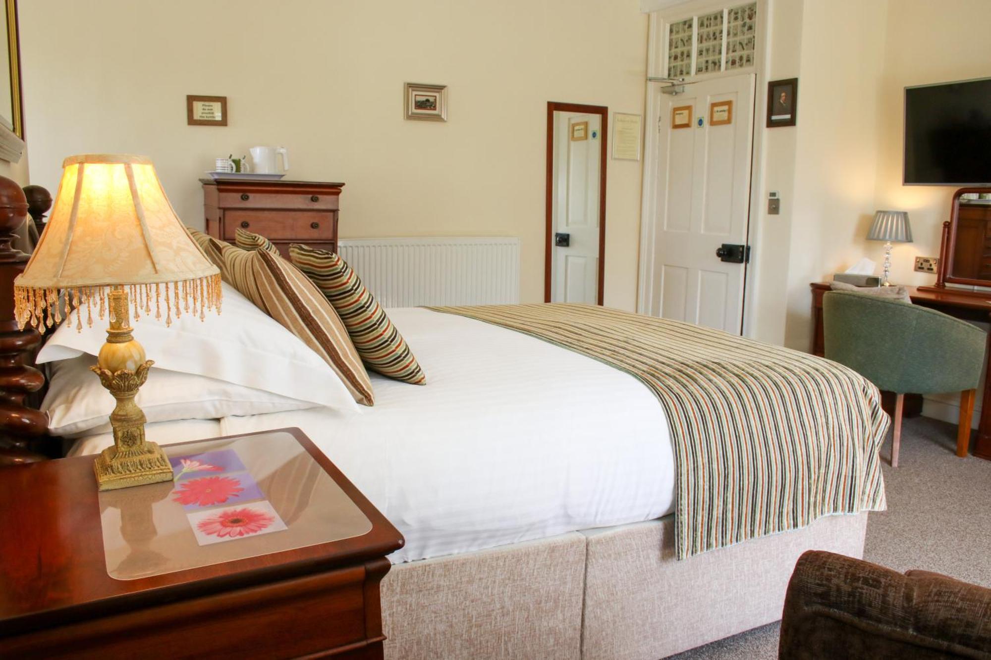 Rollestone Manor B&B And Restaurant Shrewton Exterior photo