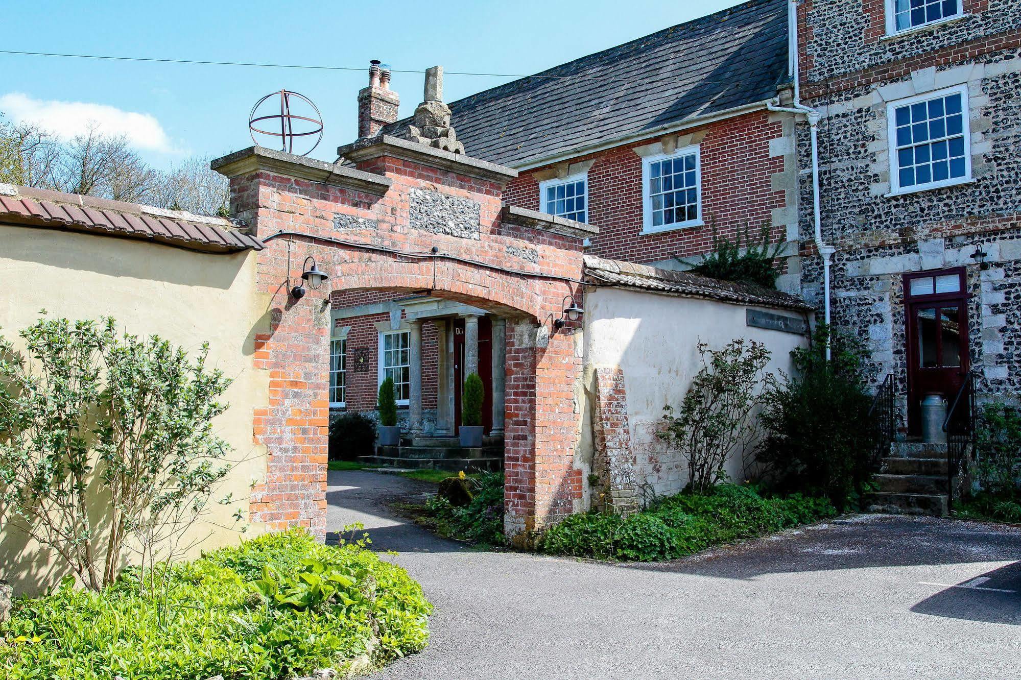 Rollestone Manor B&B And Restaurant Shrewton Exterior photo