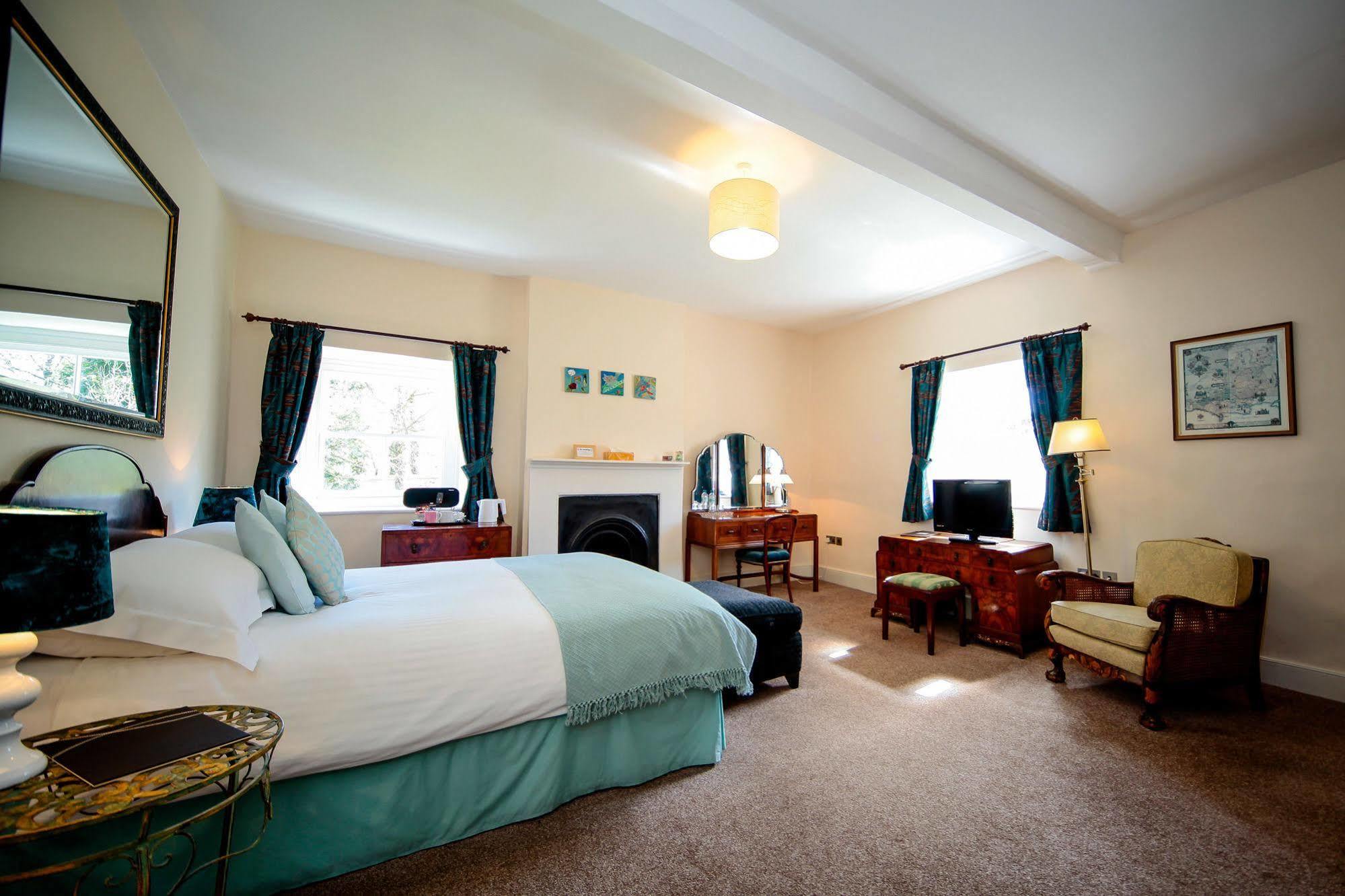 Rollestone Manor B&B And Restaurant Shrewton Exterior photo
