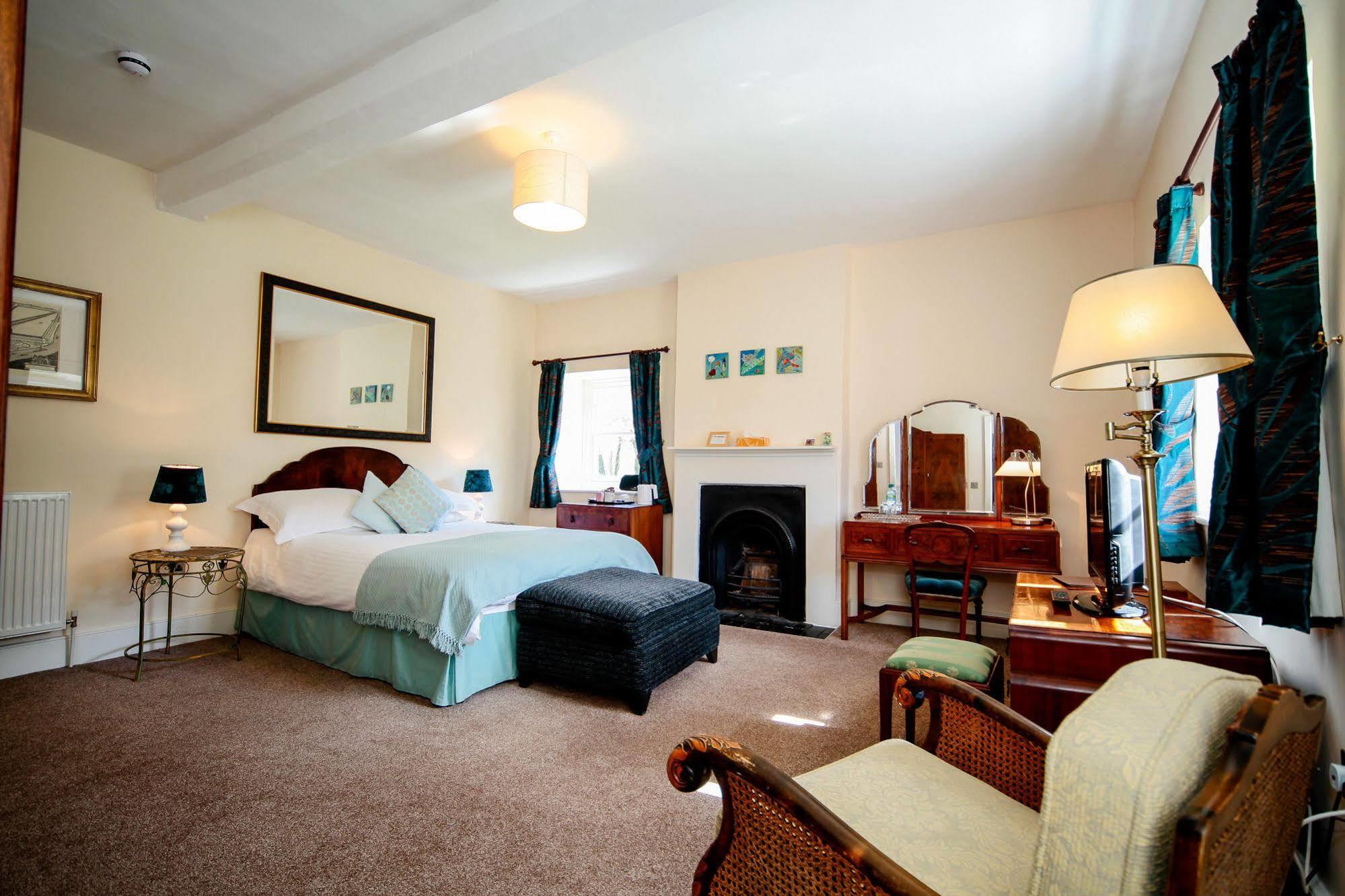 Rollestone Manor B&B And Restaurant Shrewton Exterior photo